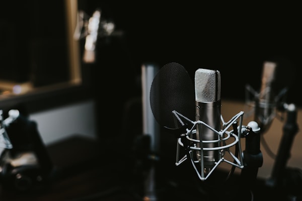 Micrófono de alta fidelidad con filtros de sonido en un estudio de grabación de pódcast